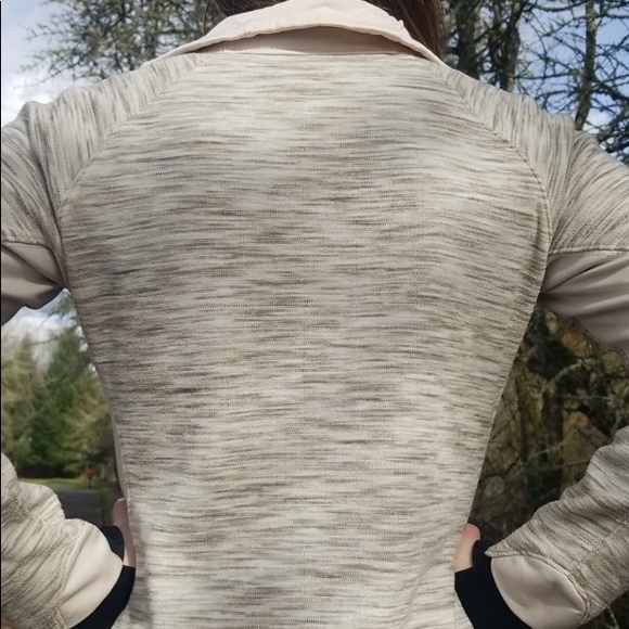 Columbia Sweatshirt!! 💙 - Picture 4 of 6